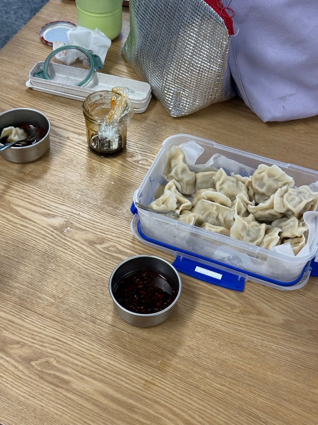 要过圣诞了， 一点点上班的心思都没了！最近姨妈了，猪瘾犯了. 咣咣炫饭这周开始 