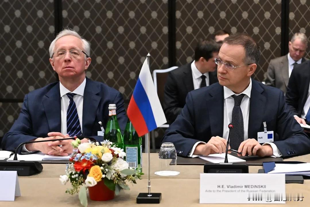 突发新闻：俄乌战争三边会谈推迟至三月初
洲哥讲时事 当地时间2026年2月26日