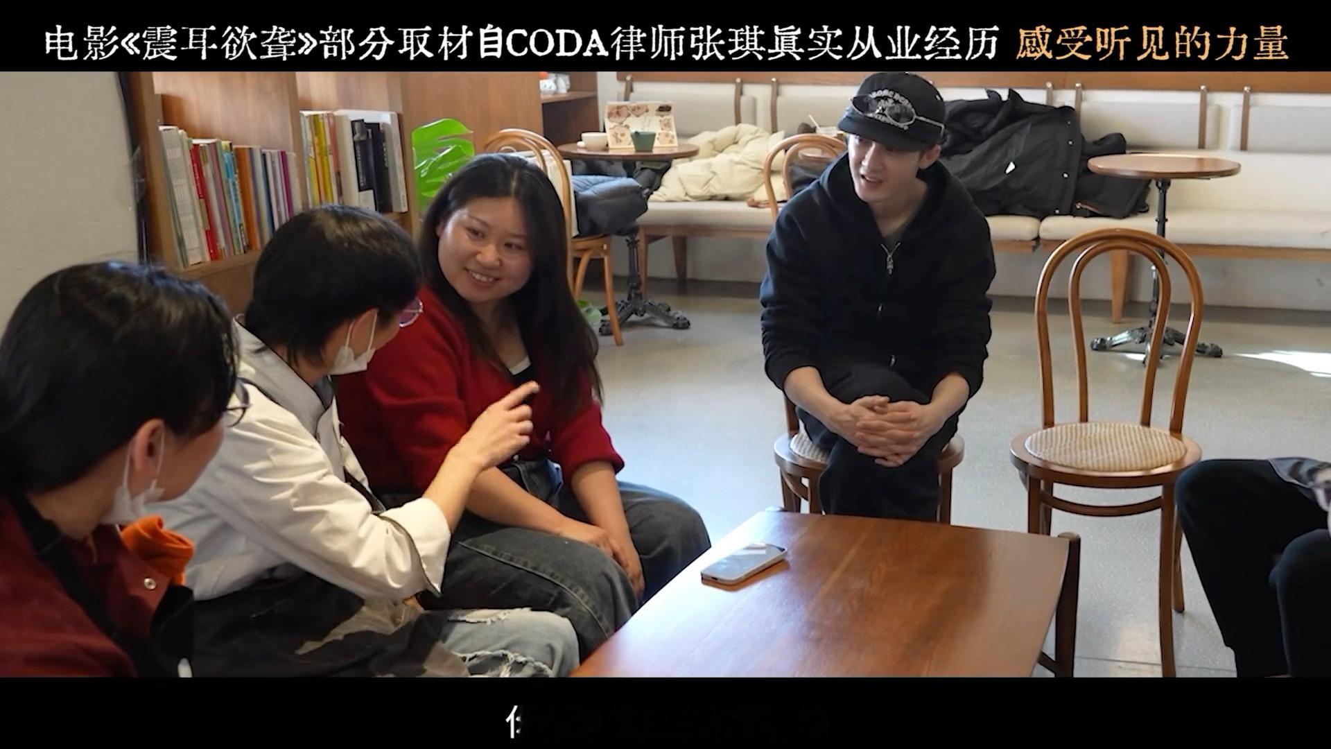 这里真的好触动我[捂嘴哭]，拿着咖啡认真看墙上的照片，和他们学习手语，一起合唱他