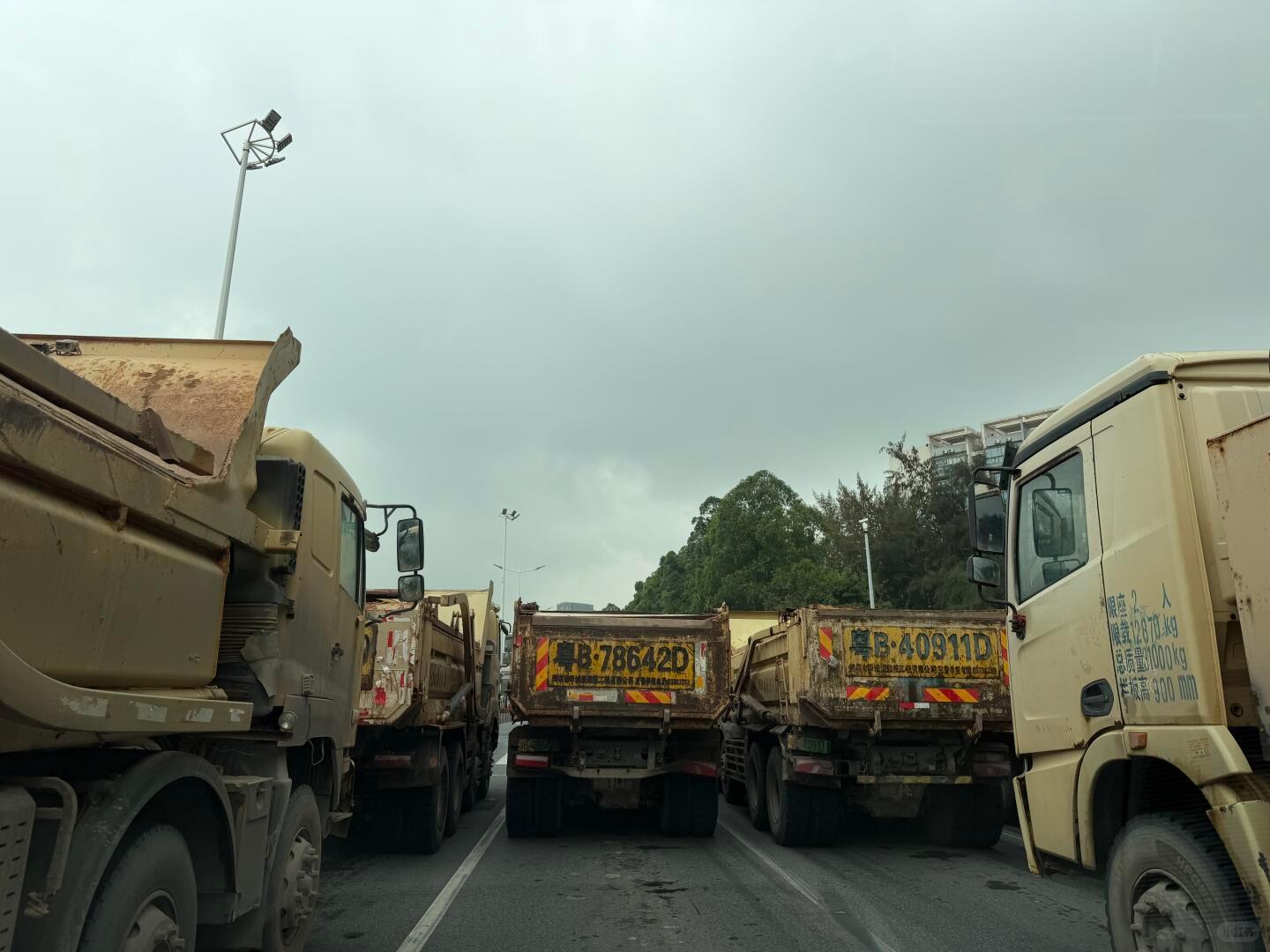 深圳月亮湾大道渣土车的压迫感，晚上路过这里都心惊胆战。 深圳