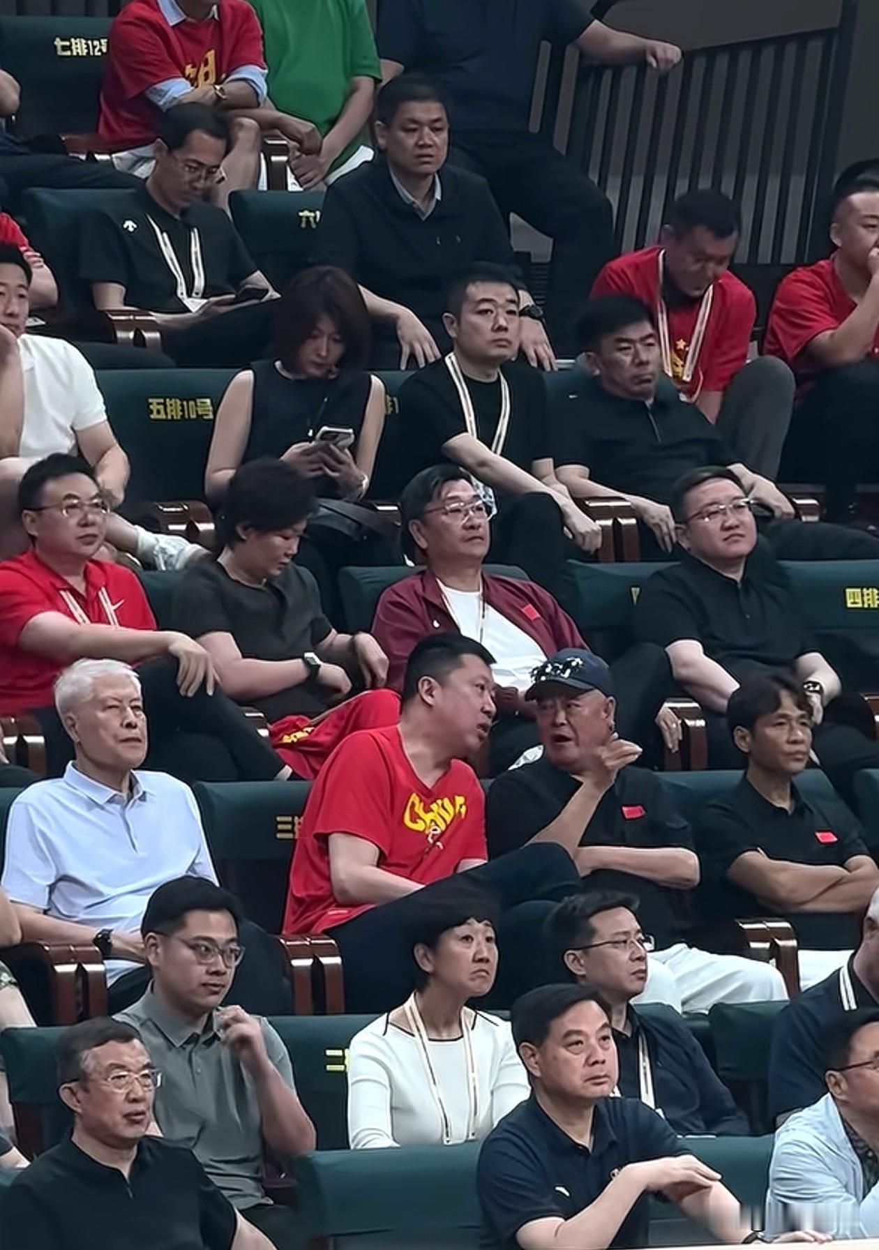 赵本山与徒弟宋小宝现身男篮比赛现场，王治郅在身边解说。那么搞笑的人却都苦着脸，真