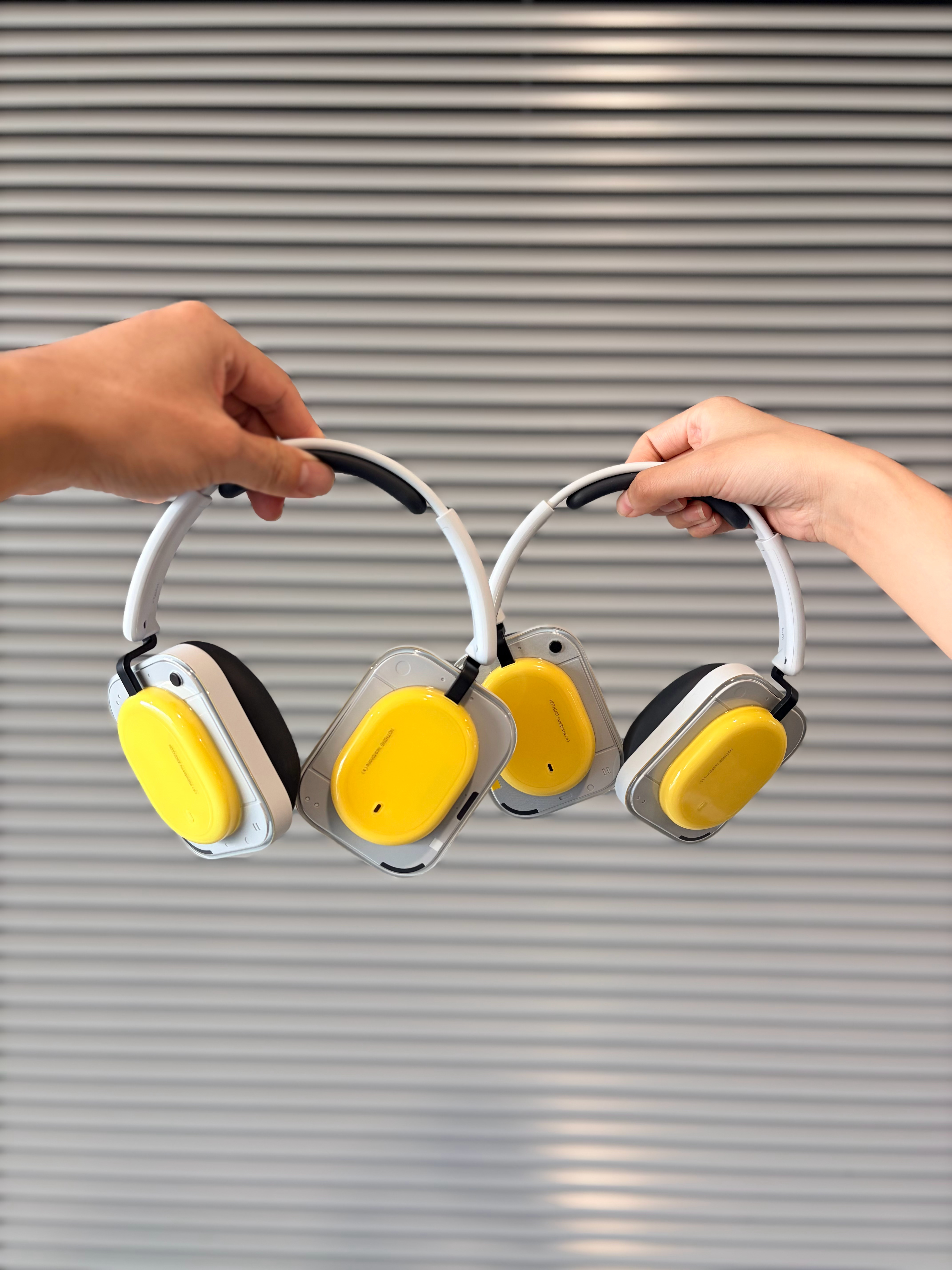 在机场偶遇戴着同款Nothing HeadPhone（a）耳机的人，一拍即合就拍