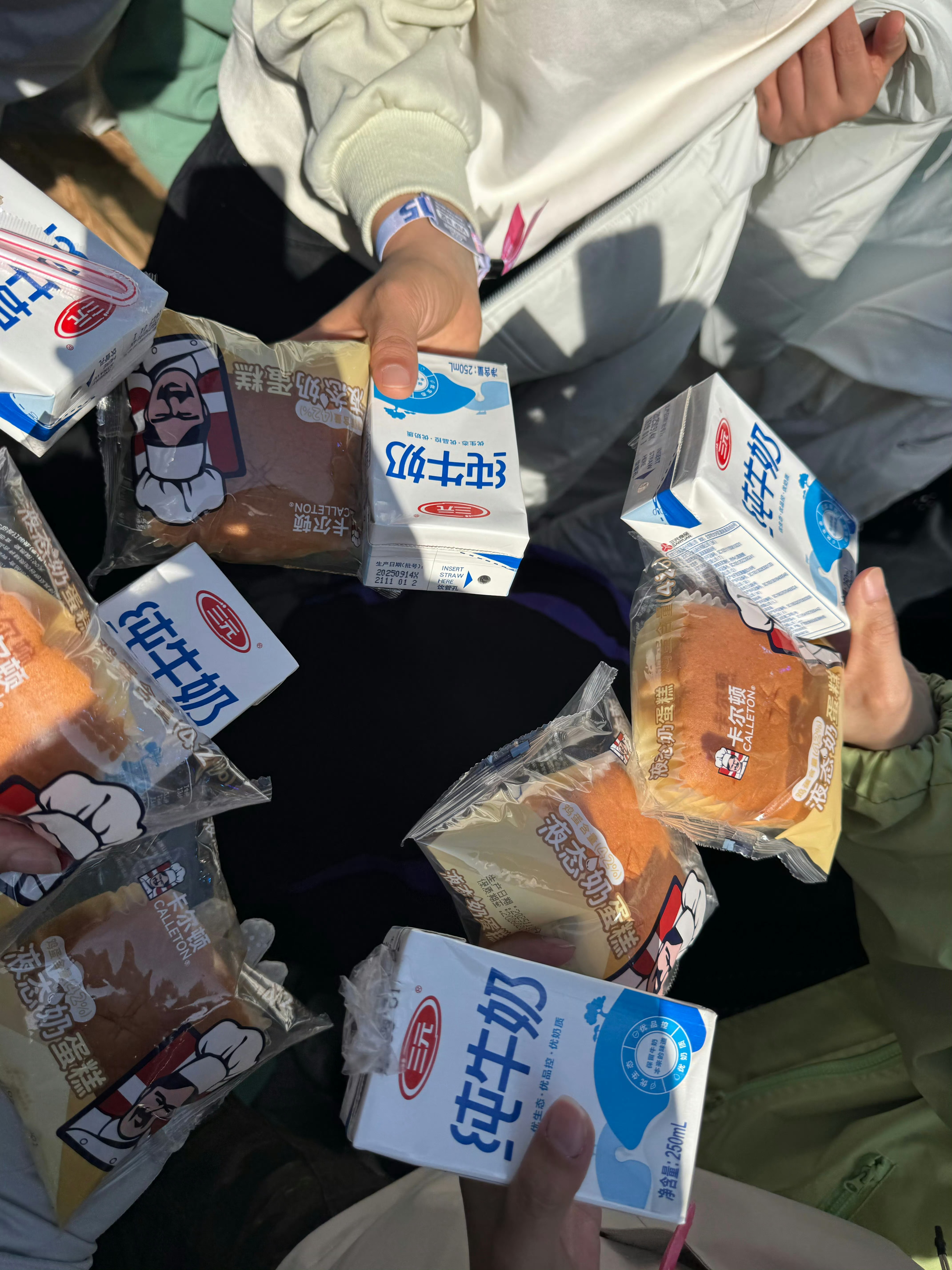 上午逆应援送粉丝露肩磁带这会又双叒叕逆应援请粉丝面包牛奶了！🥛宠粉不是说说而已