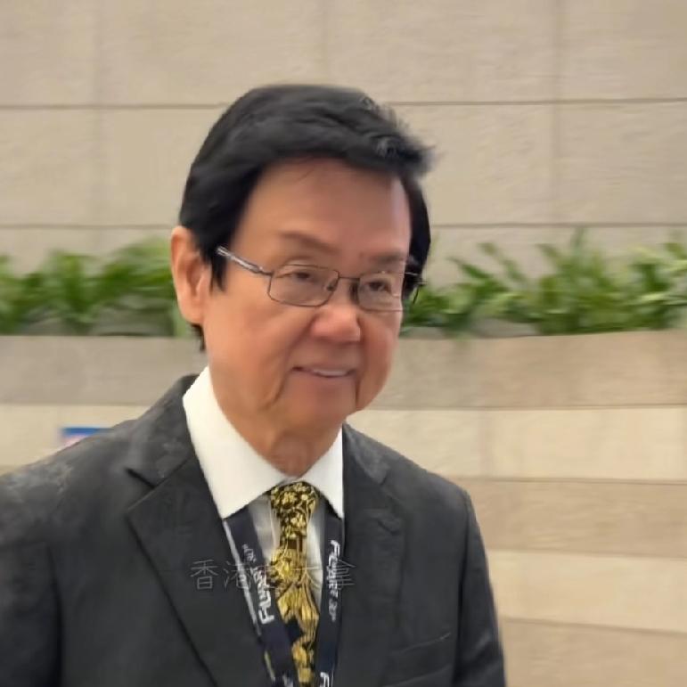 黄百鸣入狱服刑。80岁了晚节不保，留案底污点了，黄百鸣资深导演、演员，拍电影赚了