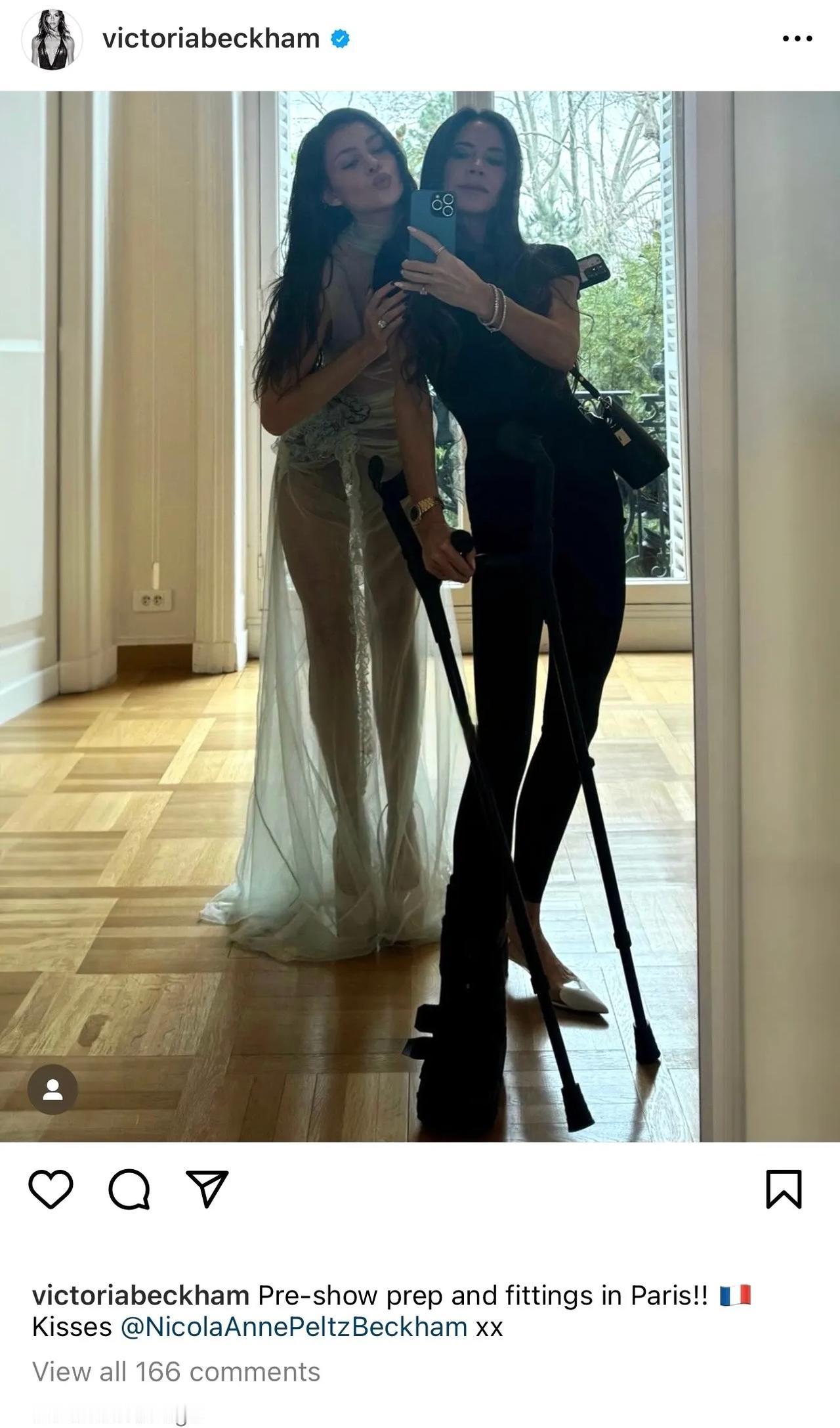 维多利亚跟Nicola在巴黎的婆媳合照，让我想到了“身残志坚”这个词[笑哭][笑