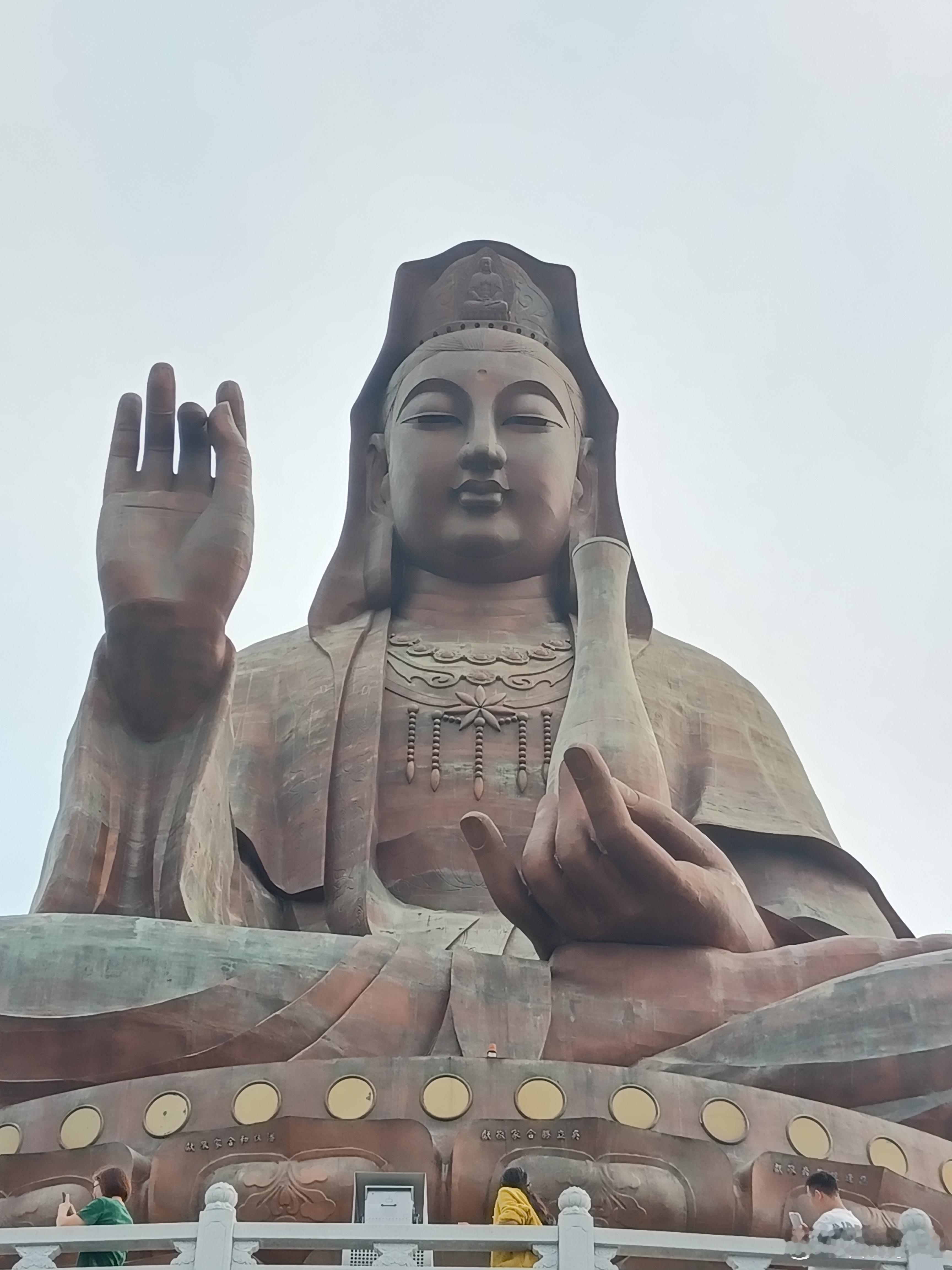 心情语录 不被情绪裹挟左右，放下无谓的感性烦恼。少纠结过往得失，不沉溺无端内耗，
