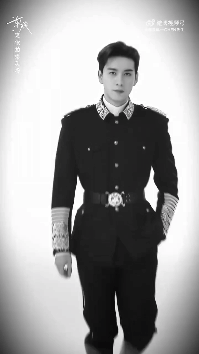 卧槽！！好帅！！他真的天选少年帝王，民国军阀，黑帮老大……
据说这部剧是剧本杀换