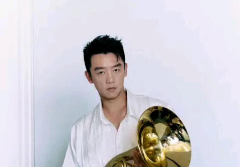 郑恺停了丈母娘附属卡，因发现小姨子买了八万的包！

今天上了烫搜的站岗人物，换成