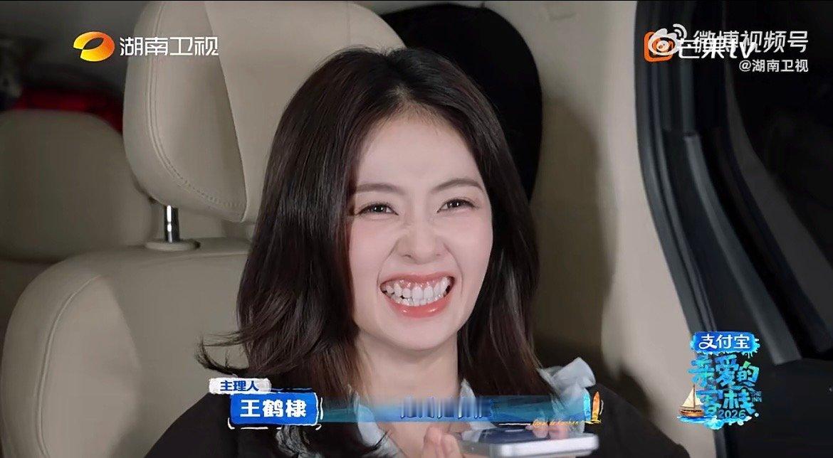 白鹿出场即掉马 本想神秘登场，结果一说话就被认出来，白鹿这掉马速度也太快了！亲爱