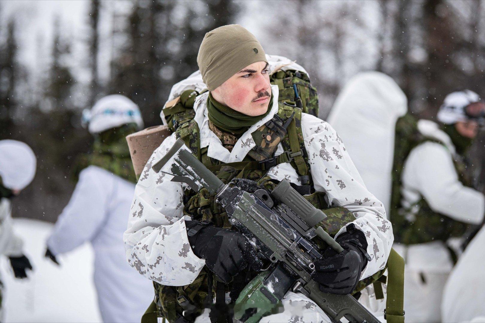 海外新鲜事 据《环球邮报》报道，加拿大正考虑向格陵兰派遣一小支部队，参加北约军事