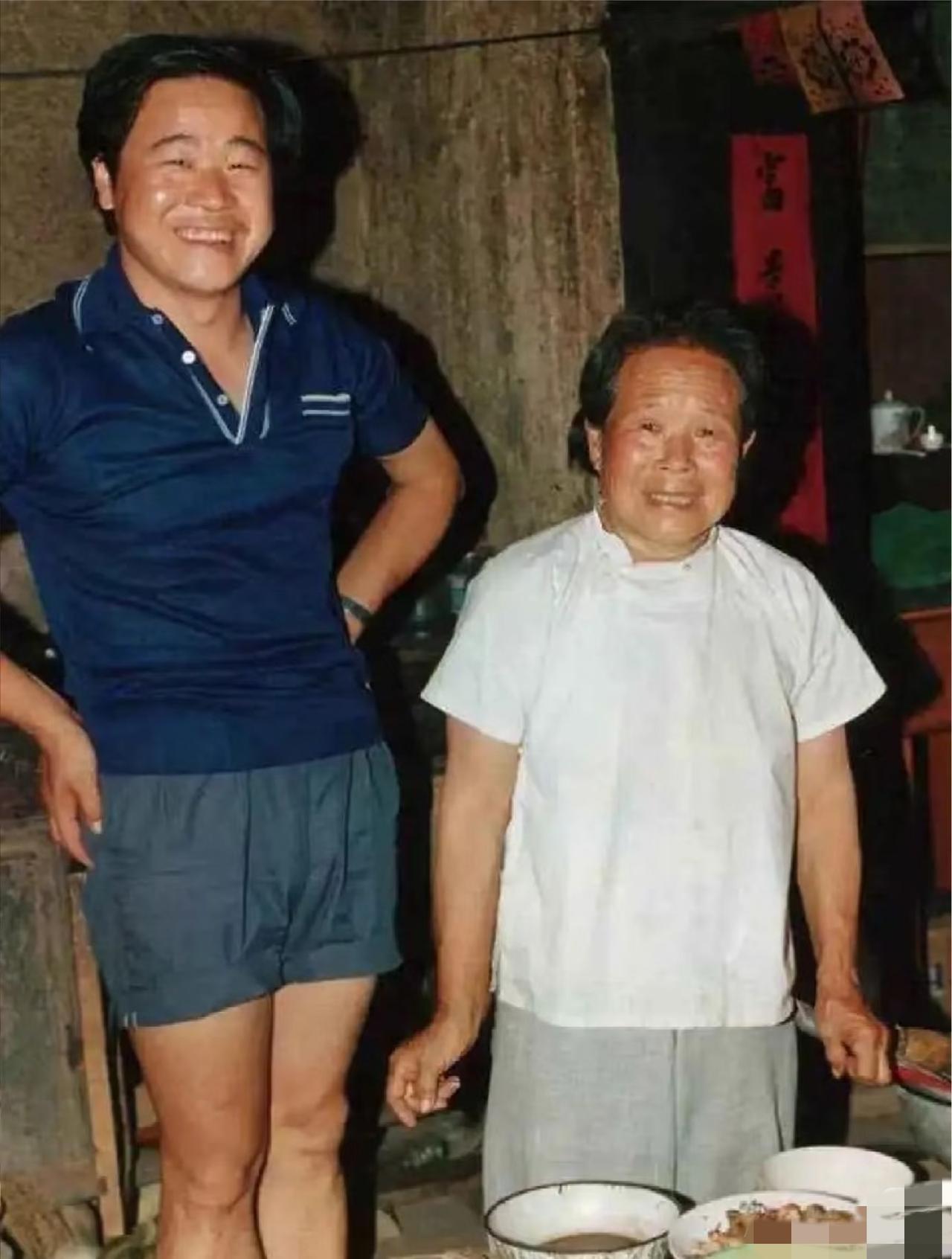 这是莫言和母亲的合影，不得不说，两个人是长的真像啊。
1987年，张艺谋将莫言的