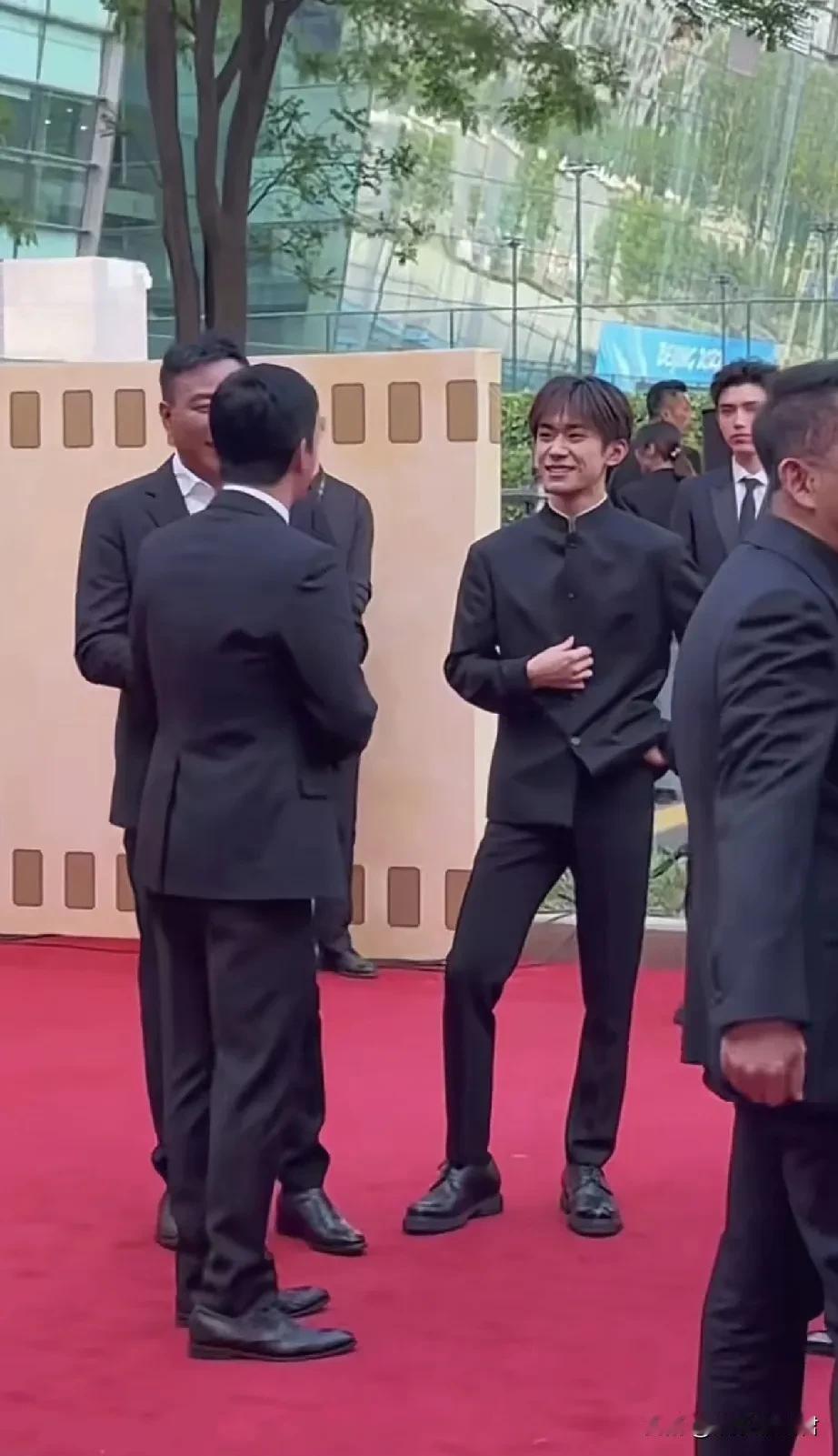 吴京一开始还和易烊千玺有说有笑，看到陈飞宇之后立马笑脸相迎，原来背后有人盯着呢！