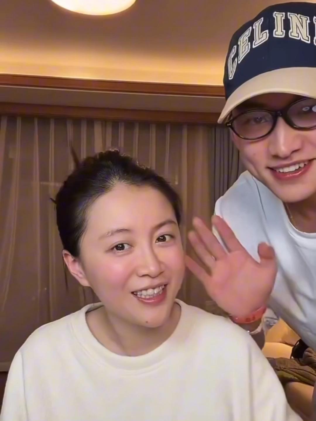 【李嘉格新恋情甜齁网友！小9岁男友直播害羞到耳朵通红，大方秀恩爱状态回春】

直