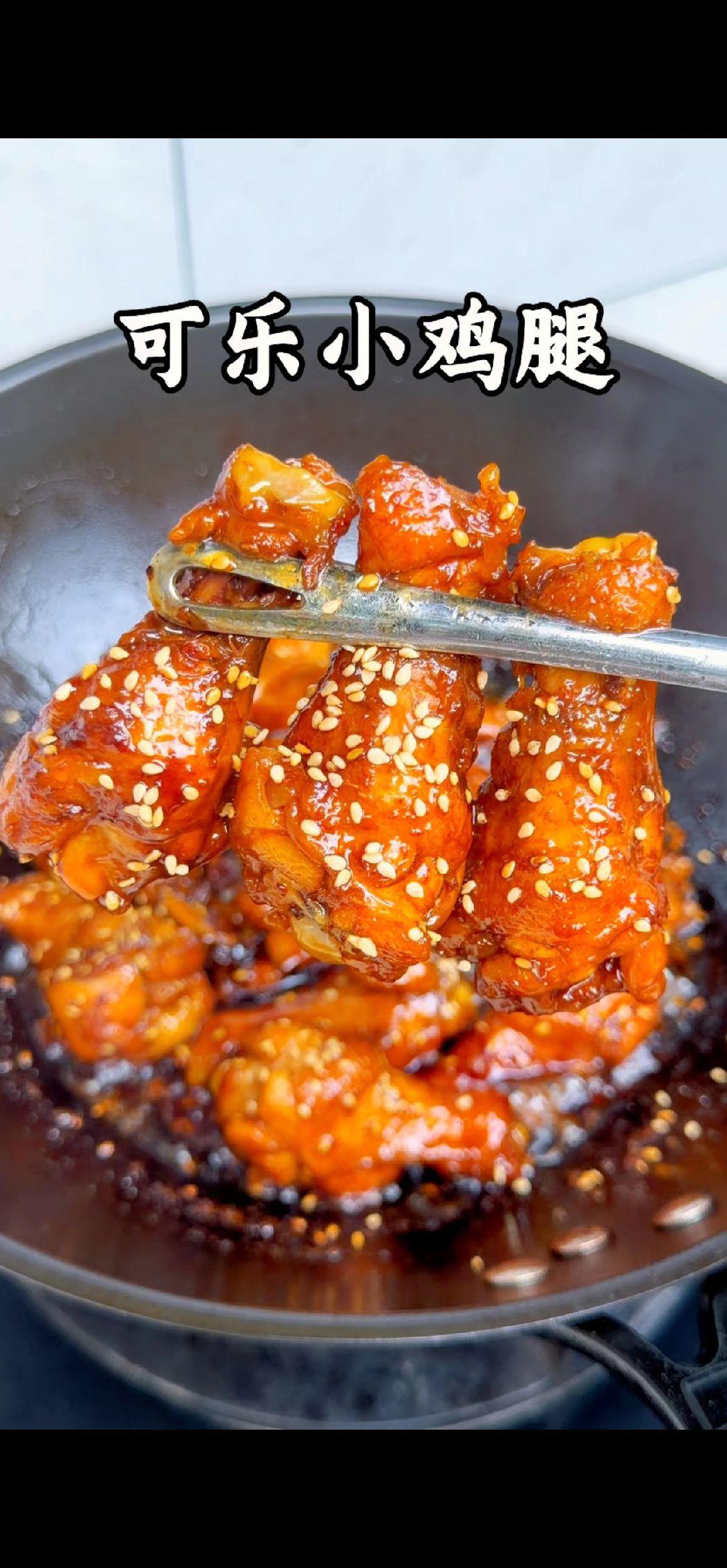 处理食材：热锅凉油下鸡腿，煎至两面金黄，加一勺生抽、半勺老抽翻炒均匀。倒入一罐可