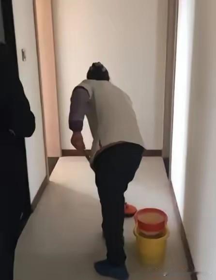 老公最头疼的事
他说：我真的很难接受男卫生间有人的时候，清洁阿姨直接进来打扫的行