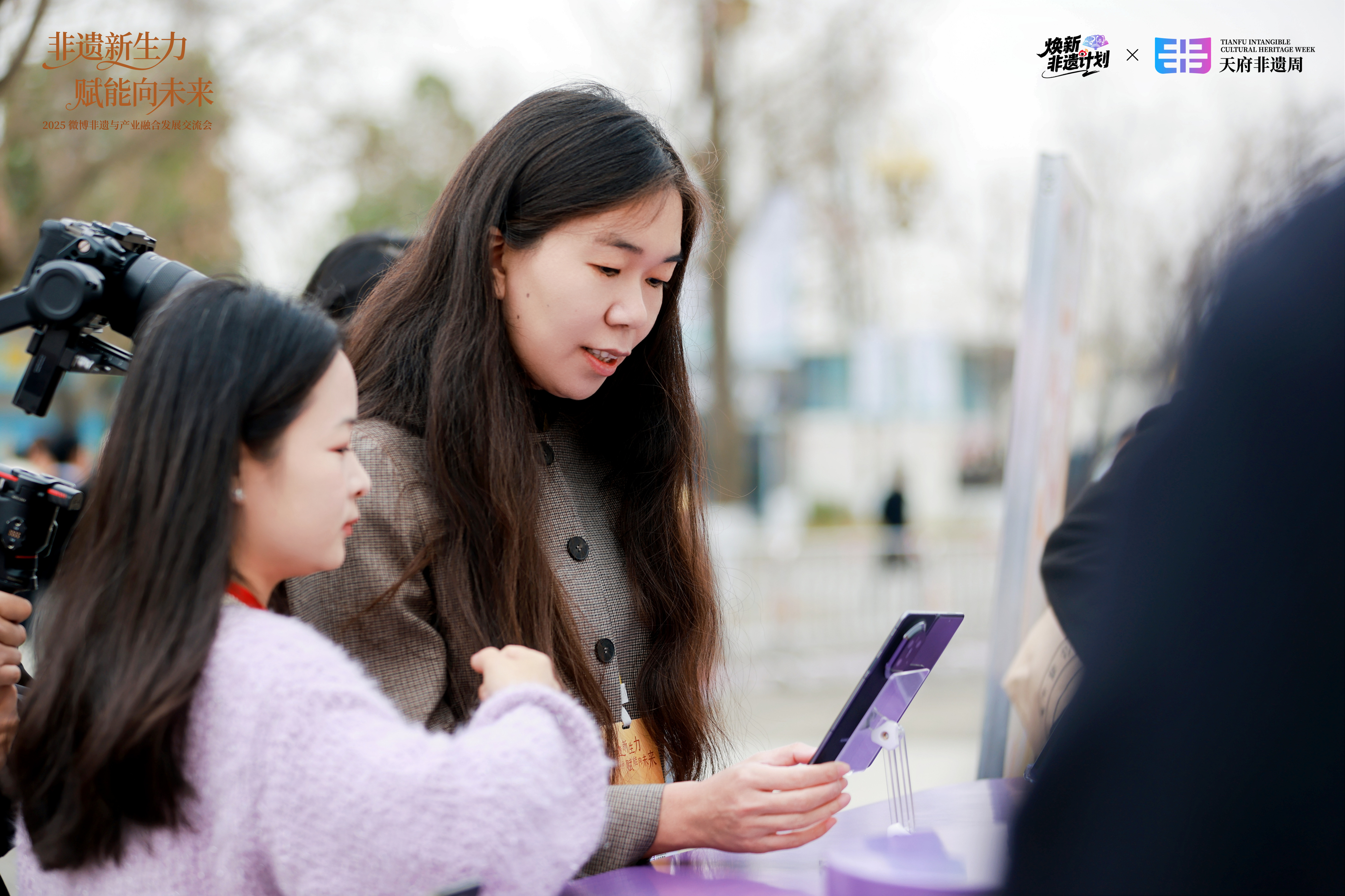 太牛了！2025微博焕新非遗盛典上，华为小艺以AI嘉宾身份惊艳登场，深度参与颁奖