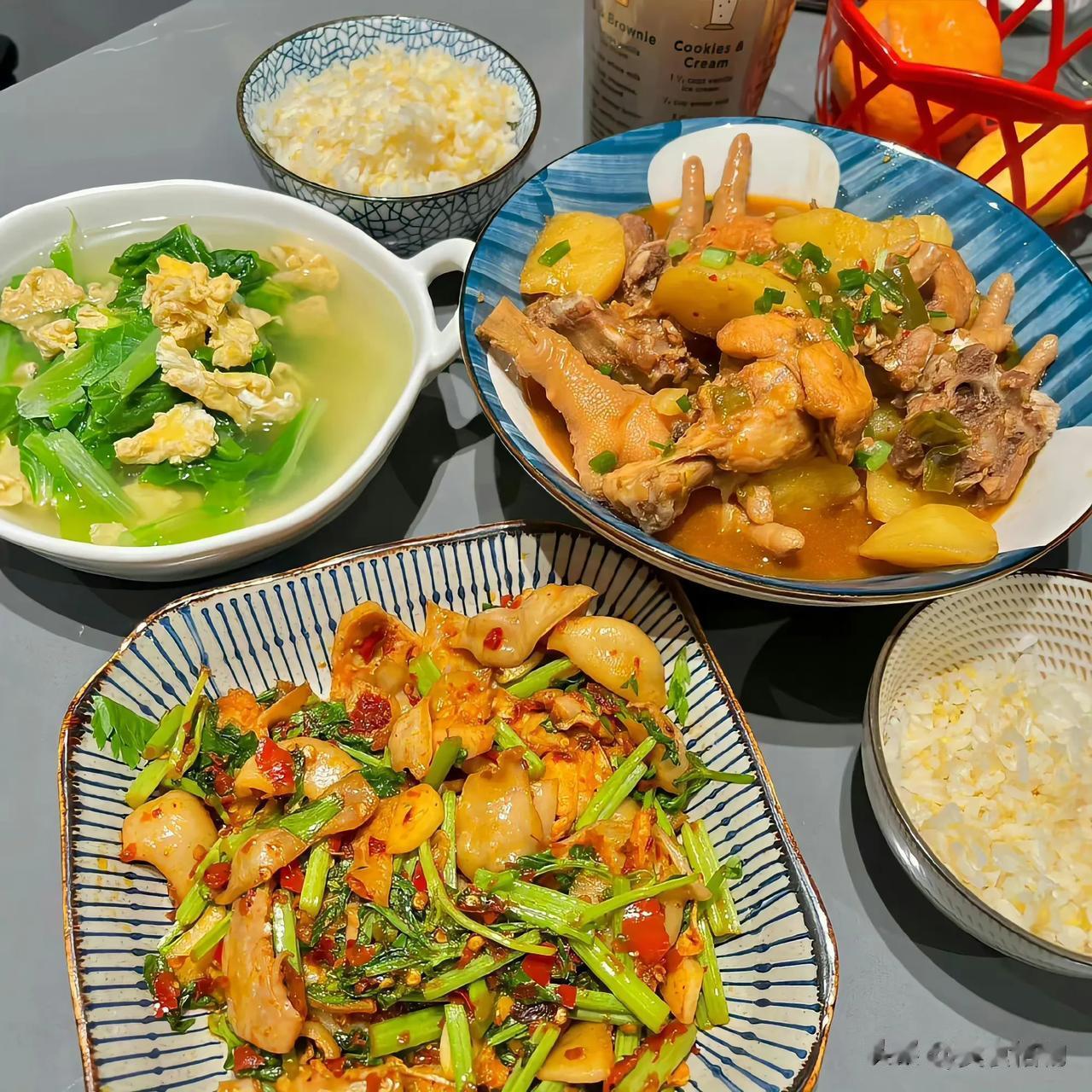 也许，家里的饭菜并不华丽，也没有大厨的技艺，但却带给我最贴心的体味。它不仅滋养了