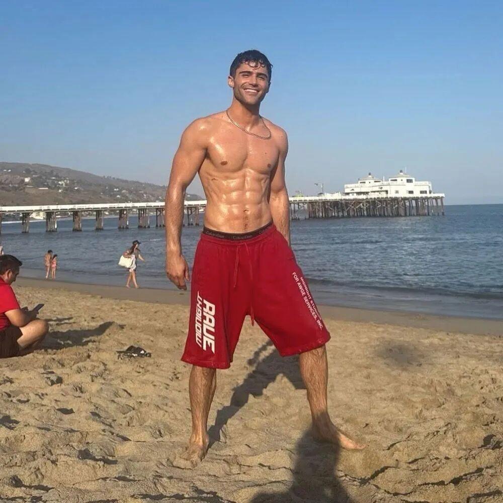 Max Ehrich，1989年出生于美国马里兰州，是位多栖艺人。他以演员、歌手