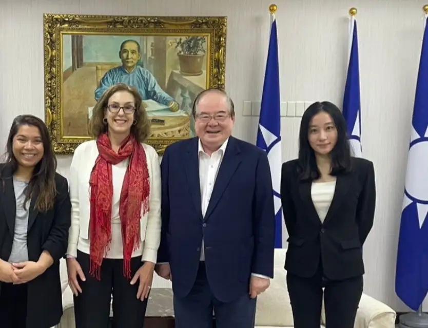 美国在台协会（AIT）官员与国民党副主席李乾龙和张荣恭会面

美国在台协会（AI