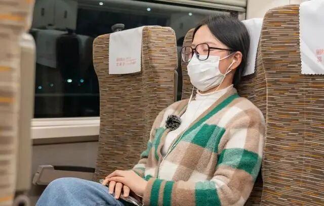 《高铁B座=“三等座”？夹在A和C中间的痛，只有坐过的人才懂》

高铁二等座的B