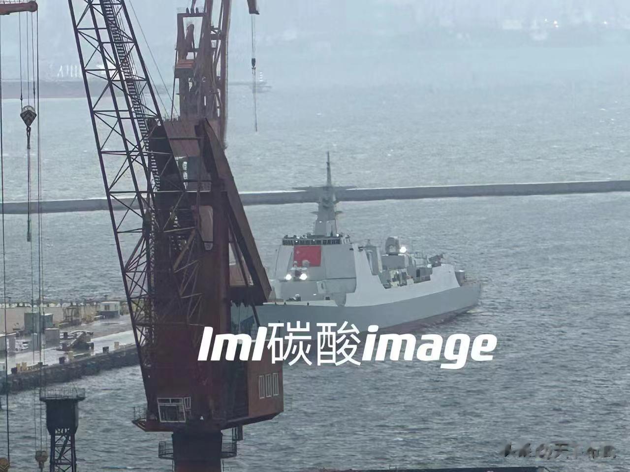 好事成双！继8月26日晚054B护卫舰一号舰在沪东厂下水之后，今天（8月28日）