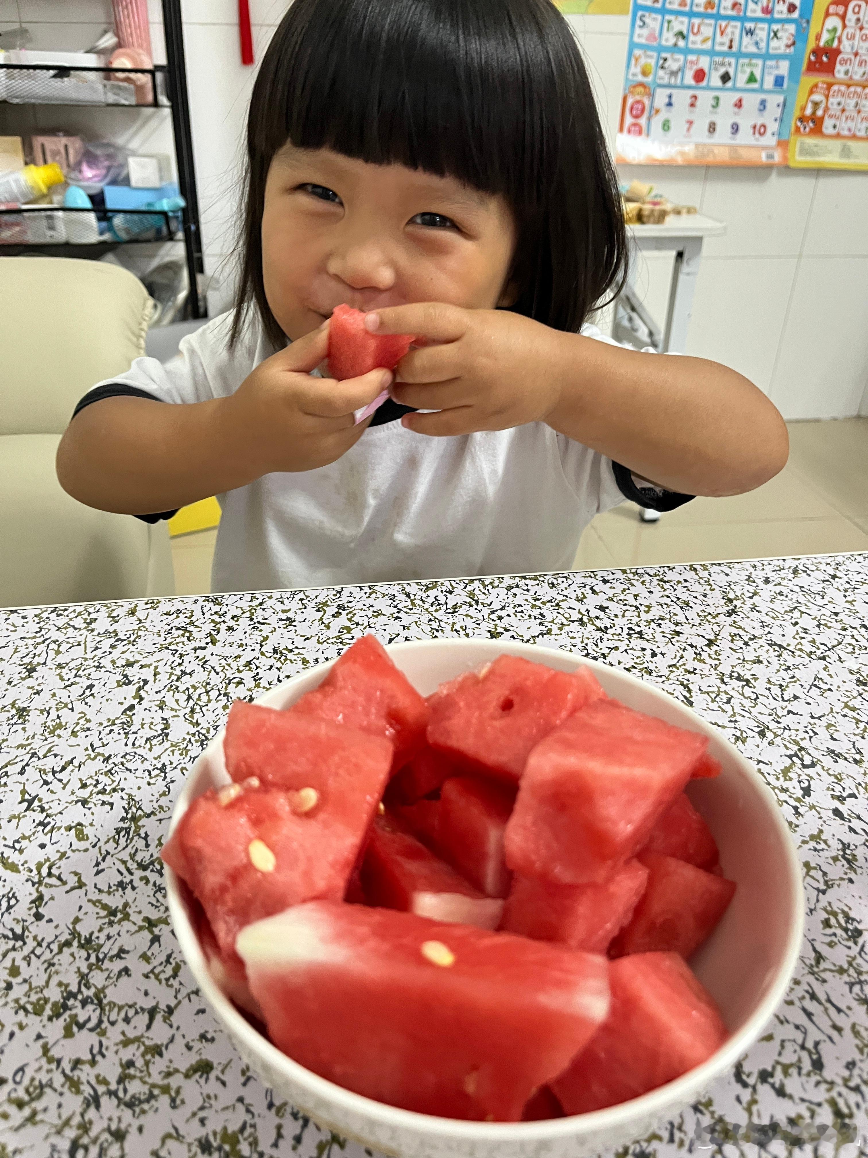 5点就吃饭了，手撕鸡在超市买的，不好吃，还炒了一个青菜。我有个执念在家一定要吃青