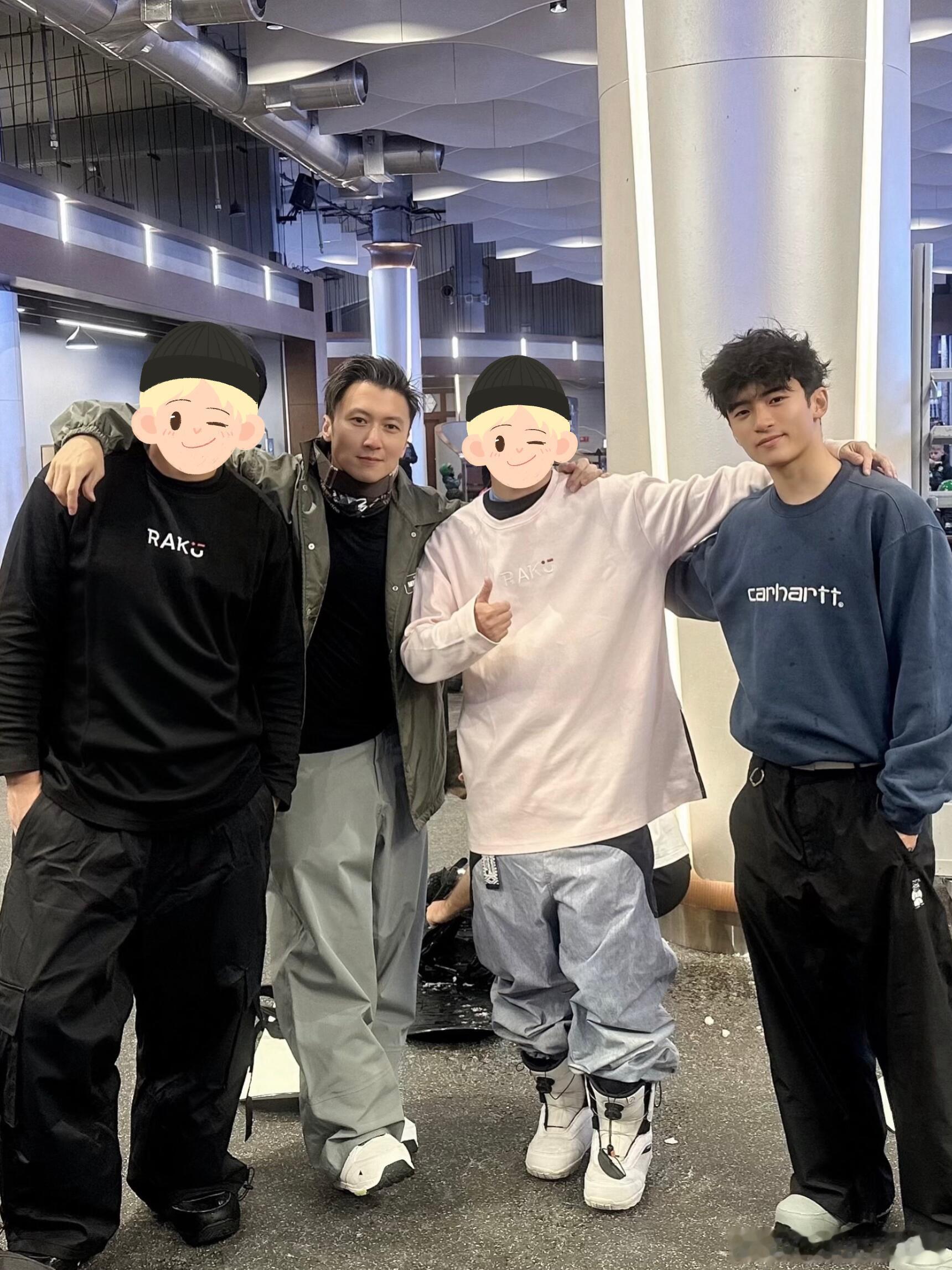 谢霆锋与大儿子搭肩合照谢霆锋Lucas搭肩合照 谢霆锋与大儿子合照曝光，父子俩与