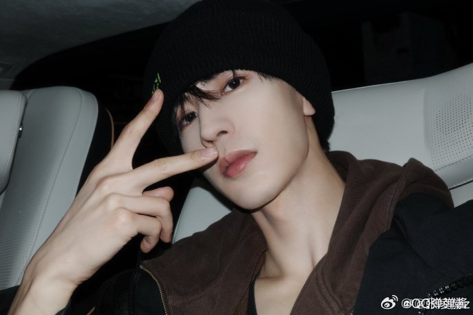 宋威龙cos张凌赫帅脸配牛角宋威龙你是懂怎么逗乐大家的帅气中带点搞笑的反差太圈粉