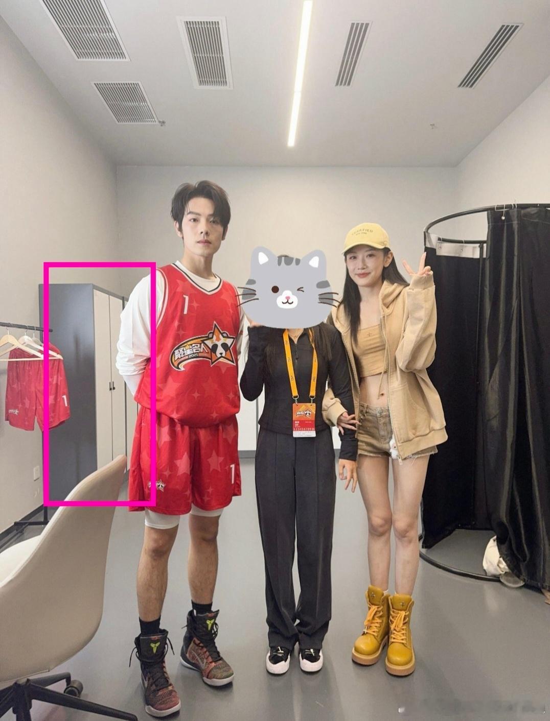 呦呦呦 还得是落日雨辉 妞子在更衣室给宝总打歌～配文：“曾辉喜欢你 韩雨彤”[馋