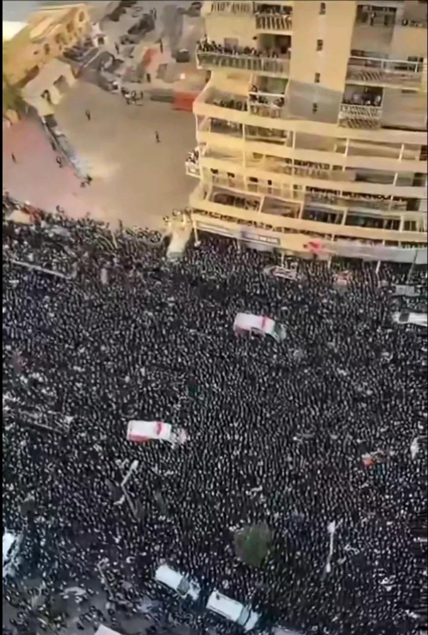 《以色列时报》报道，当地时间30日，多达20万以色列极端正统派宗教人士、神学院学