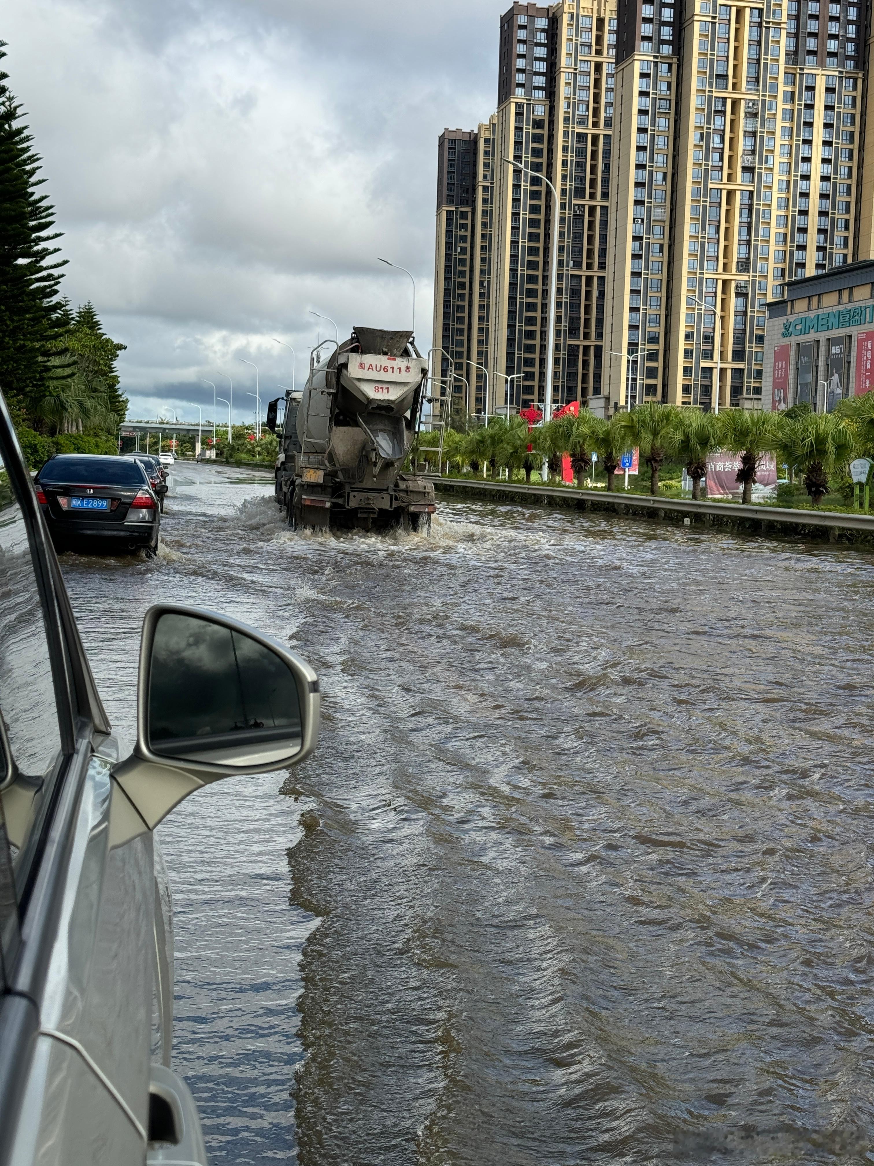 看这积水就能知道昨天晚上雨有多大了吧[doge]  ​​​
