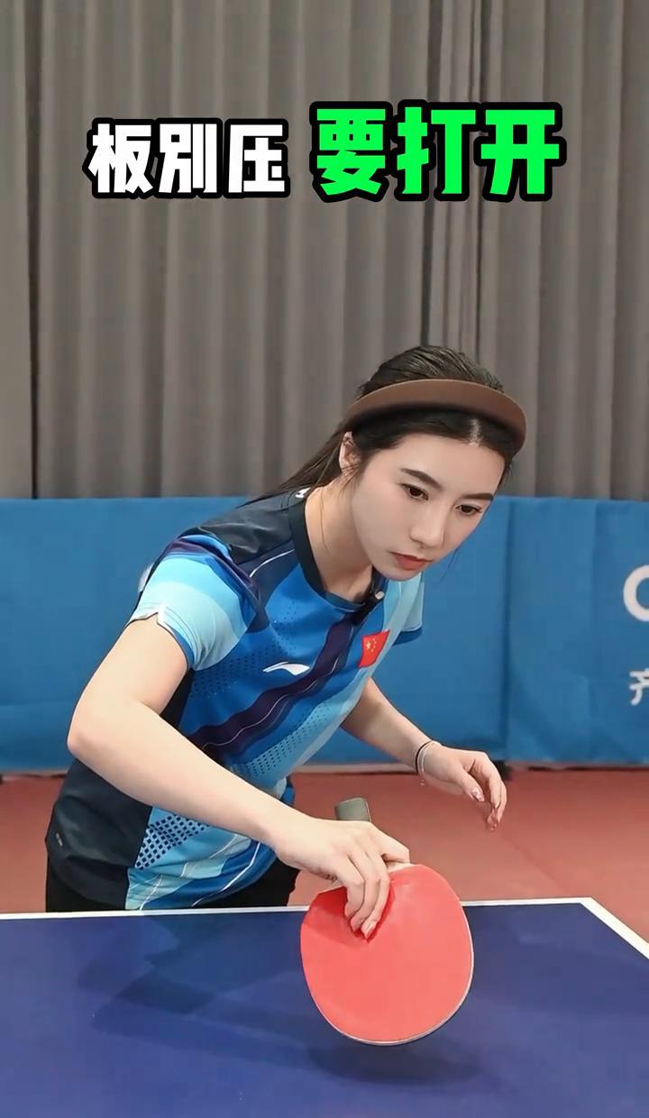 90%的人反手拧拉都错了。
关键根本不是手腕。
职业队教练盯着我的肘：一出手就废