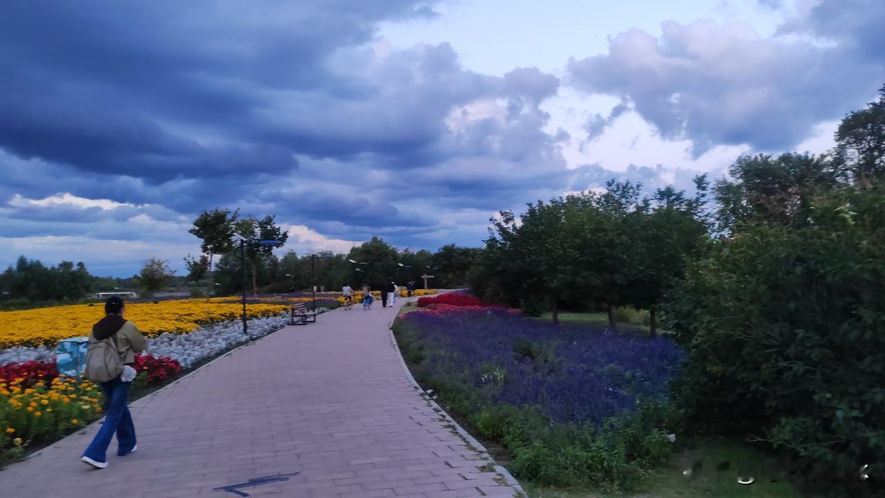 空有漂亮文凭，干活总掉链子，时间久了照样站不住脚；
但能力再好，没有学历，不少门
