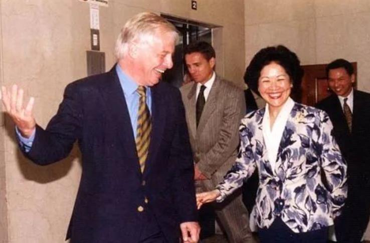 乱港教母陈方安生：搅得香港不得安生，乱港教母陈方安生当年跳得有多欢，现在被骂得就