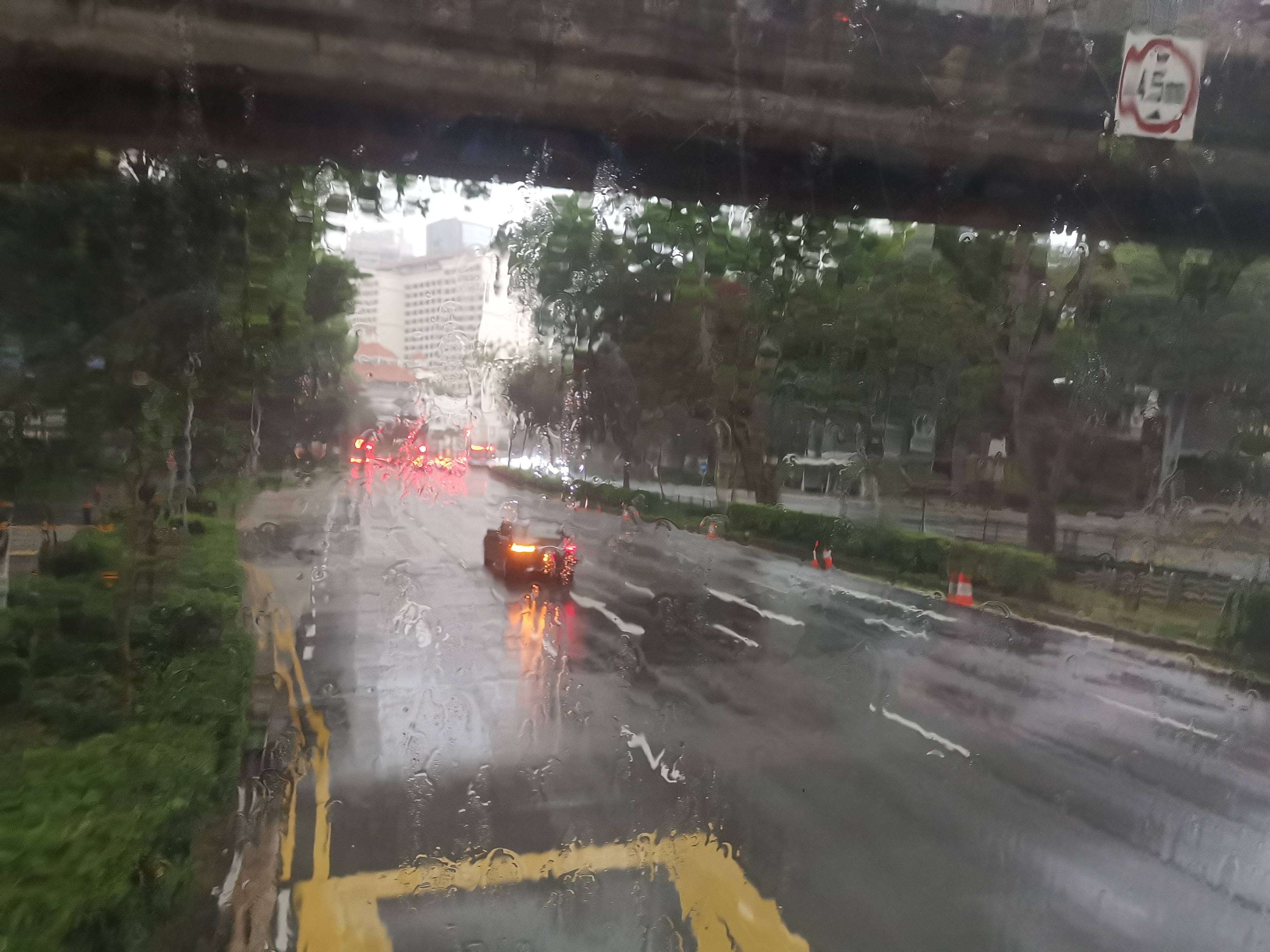下雨天乘坐双层巴士的感觉挺好，如果窗户不漏雨就更棒了😁  ​​​