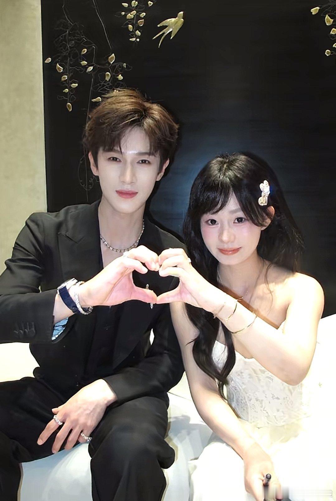 网红安静公主与演员李昀锐的线下合照于2026年6月21日意外曝光并登上热搜，因“