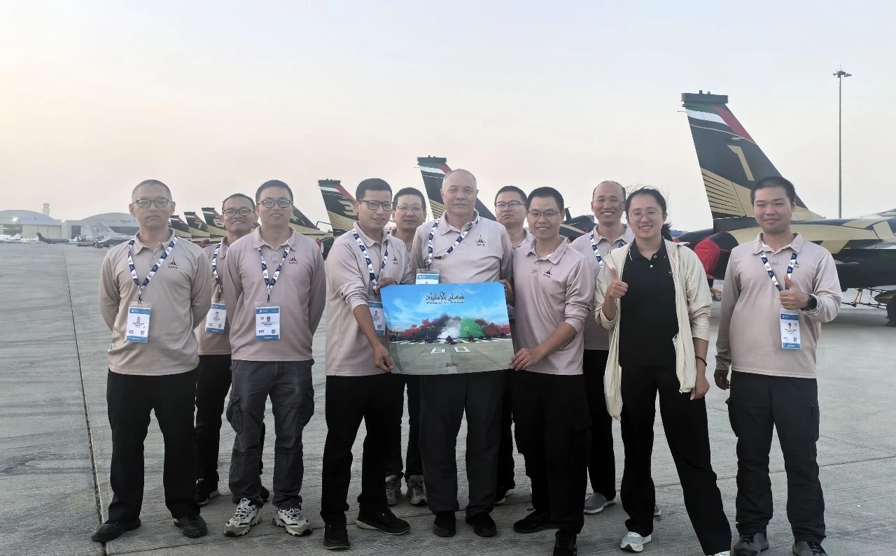 2025年11月，阿联酋空军骑士特技飞行表演队驾驶L15E高级教练机惊艳亮相迪拜