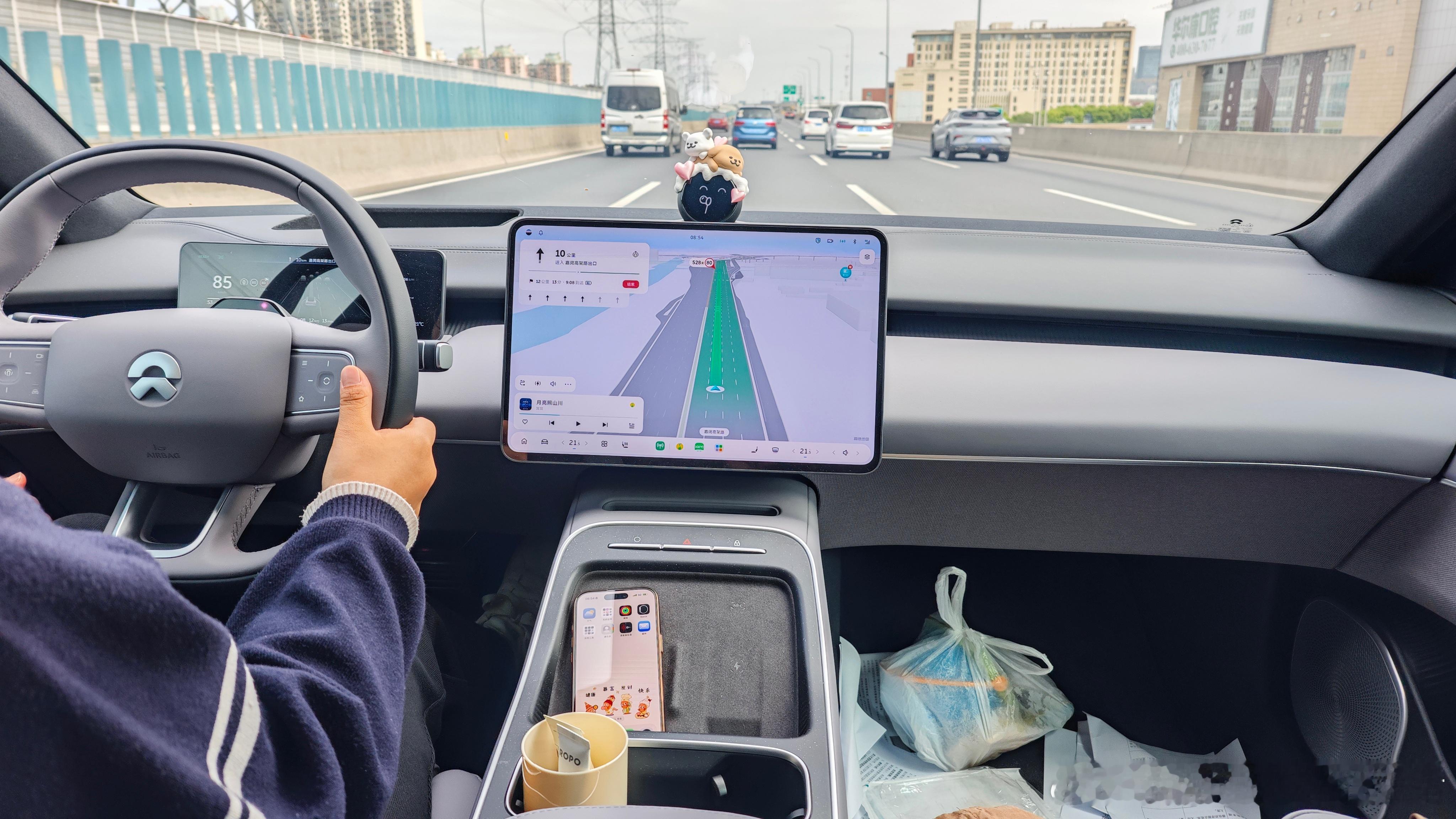 我老婆是那种典型的不相信智驾的人，只相信自己的驾驶，到现在为止这辆蔚来车只记录了