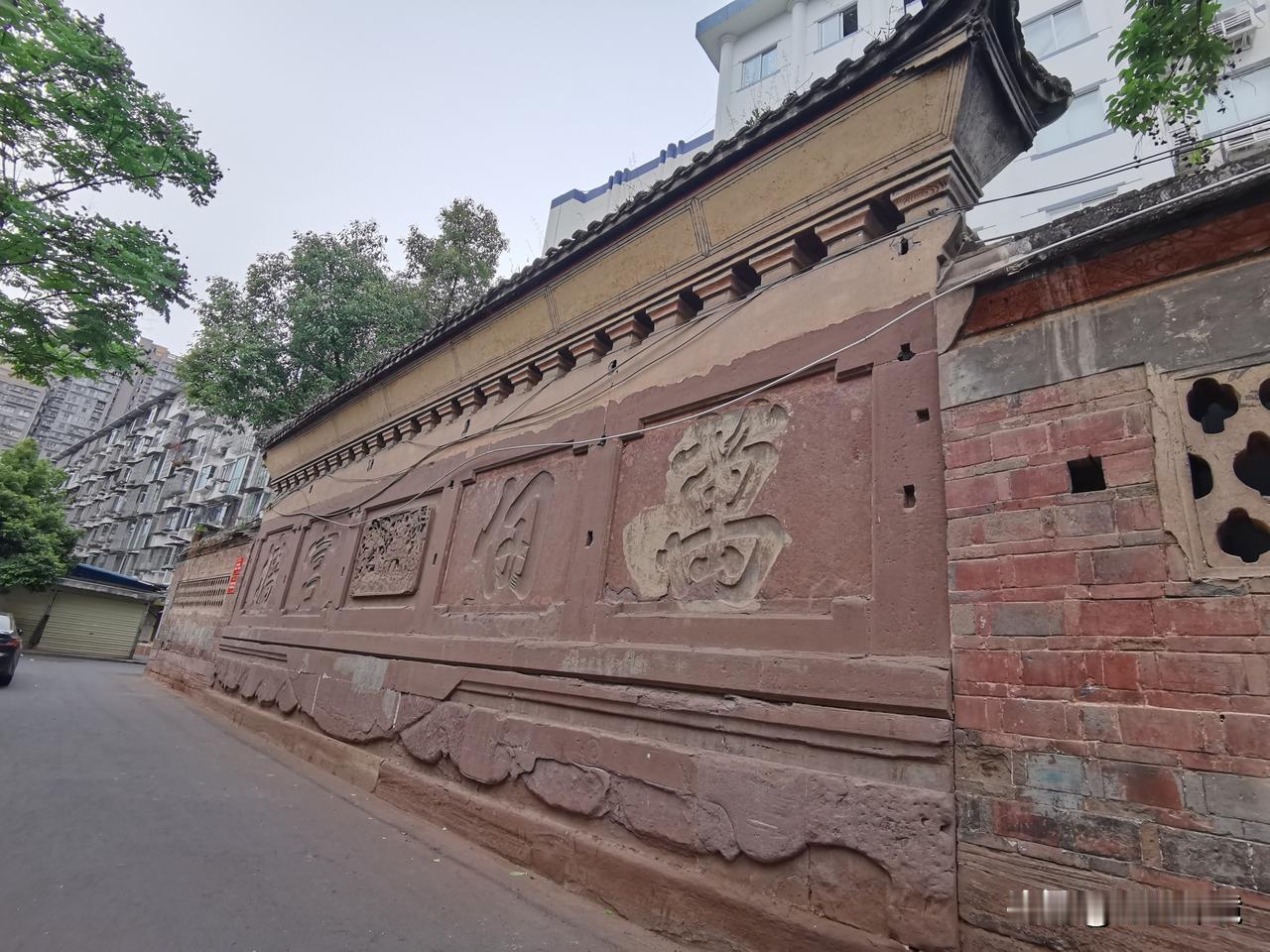 资阳文庙万仞宫墙初探

到资阳游玩时，我见到了位于雁江区健康路30号的资阳文庙万
