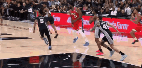 文班亚马伤退！
快攻过程中与大将军保罗乔治因抢球而受伤。左肋骨挫伤，诊断需要休息