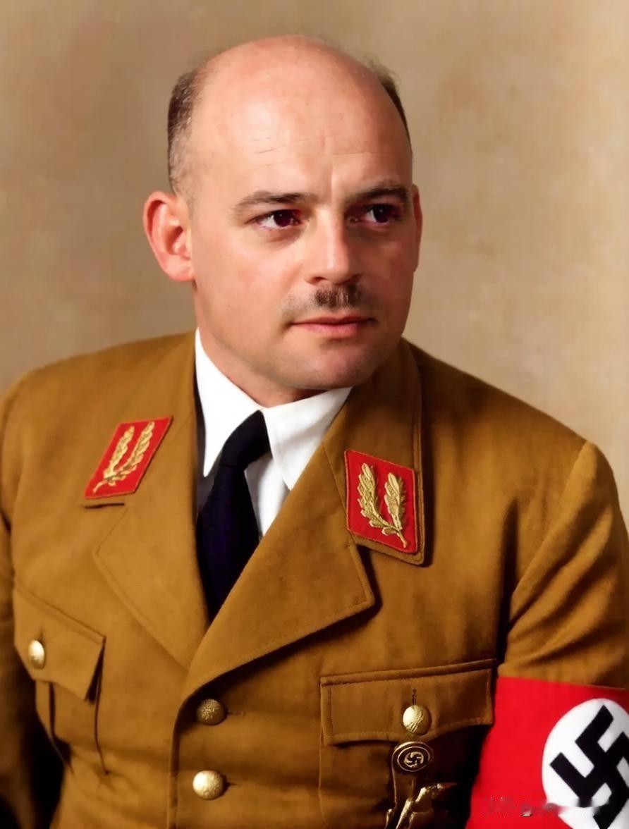 弗里茨·绍克尔生于1894年，底层出身，当过海员，后来加入纳粹党，靠着对希特勒的