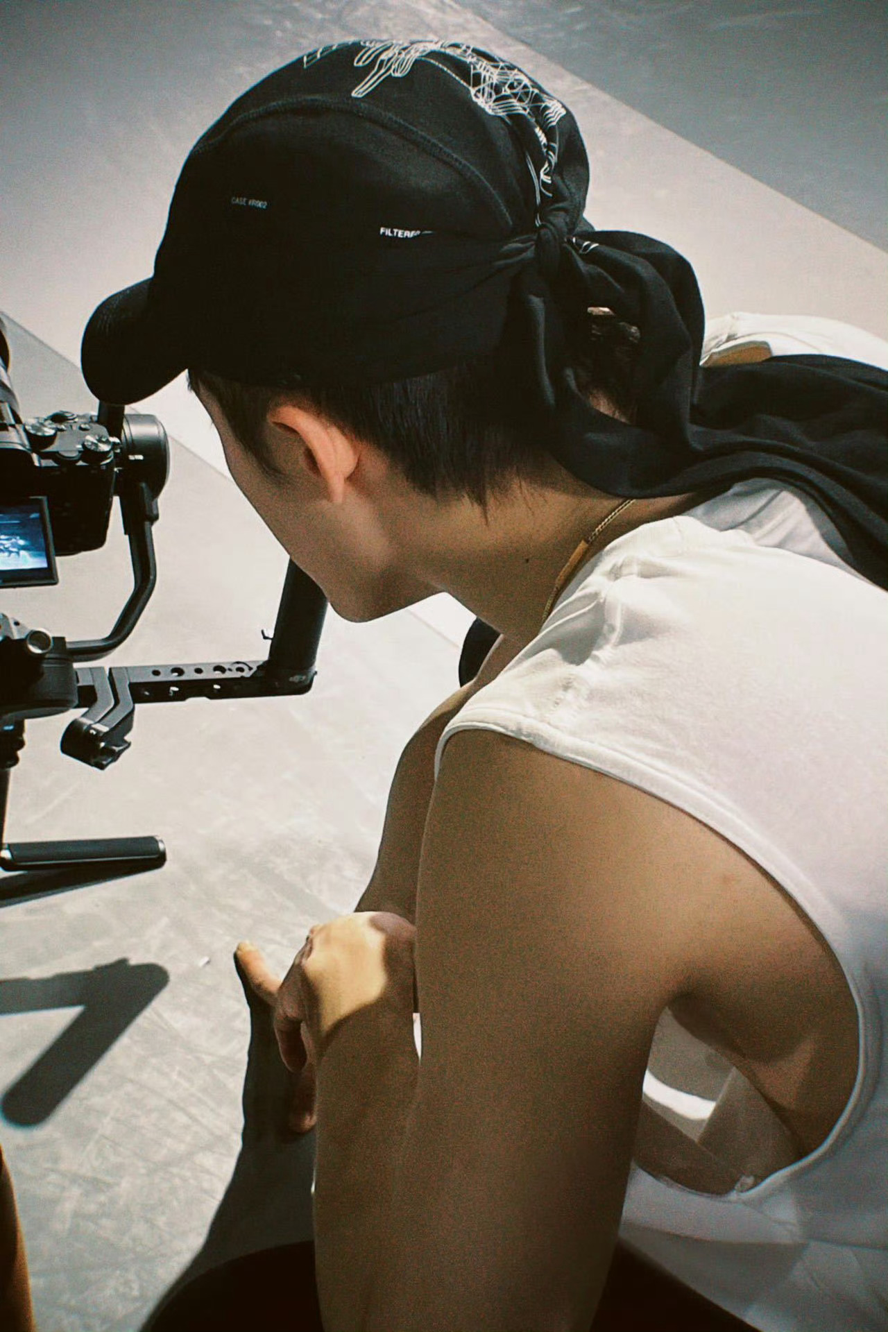 其实当时我在他身后一起看来着只不过他看摄像机，我看他逐本全球品牌代言人檀健次 ‖