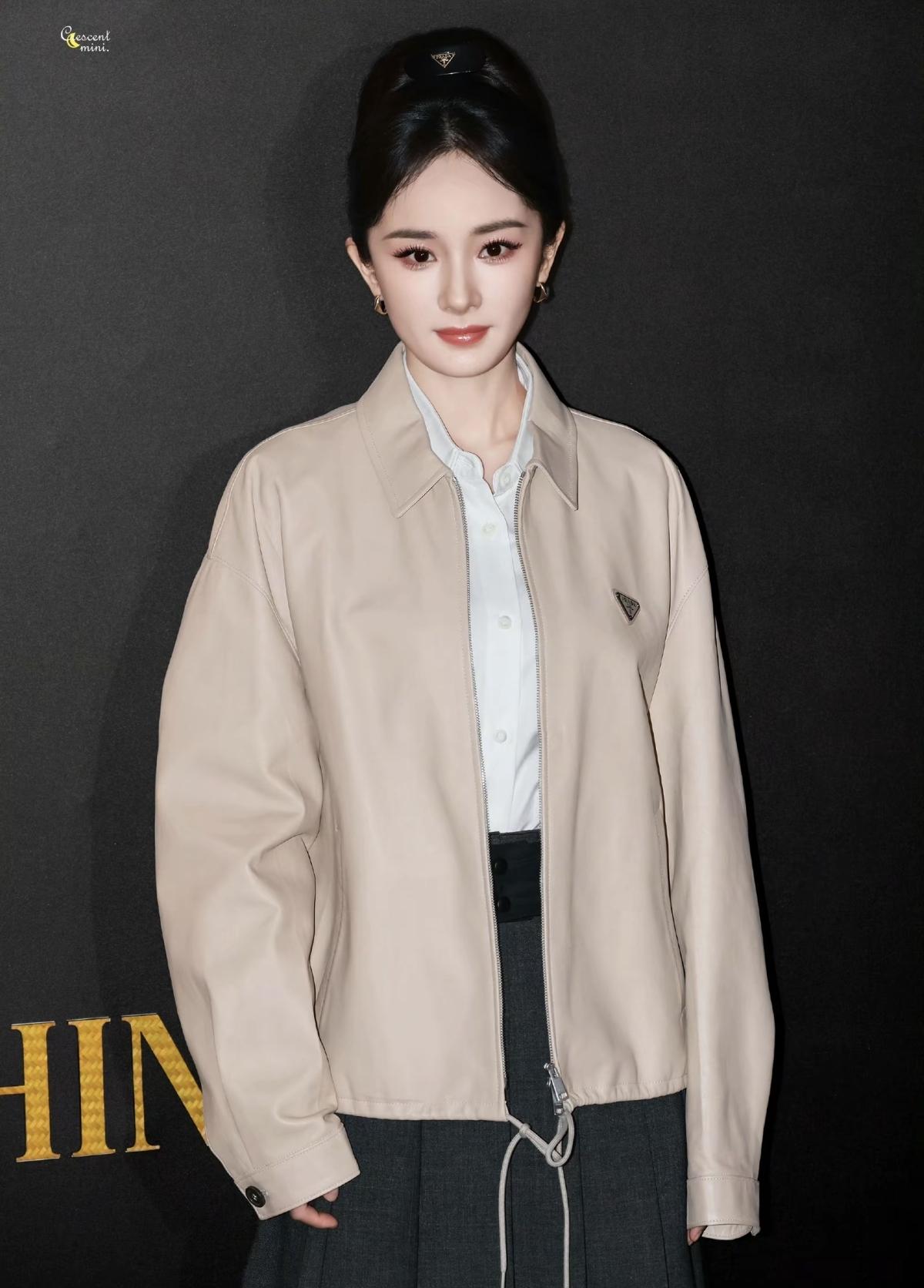 从清甜少女到御姐标杆，杨幂的颜值从无短板。生图里的紧致线条、怼脸拍的灵动眼神，岁