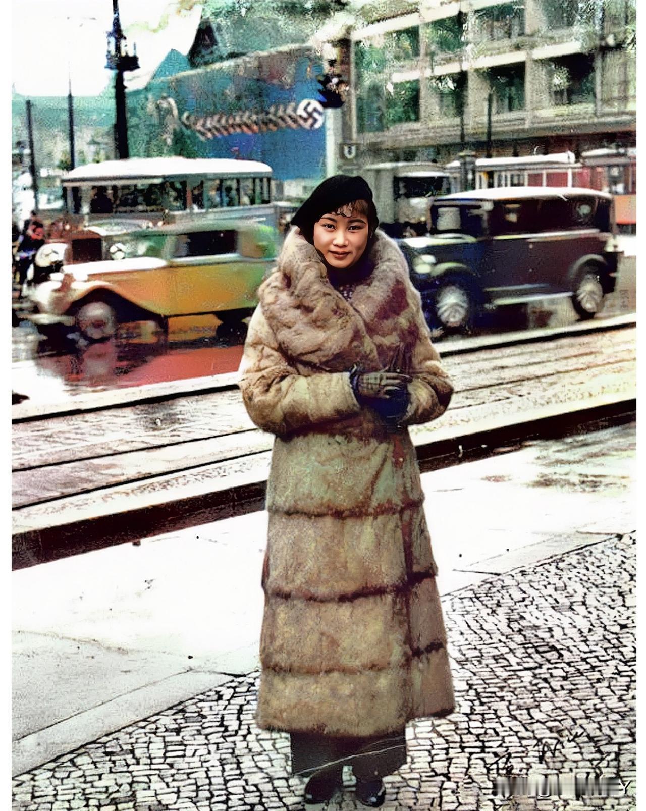 这便是胡蝶年轻时的真实模样，大家瞧瞧！这可不是演戏，而是1935年她在柏林的真实