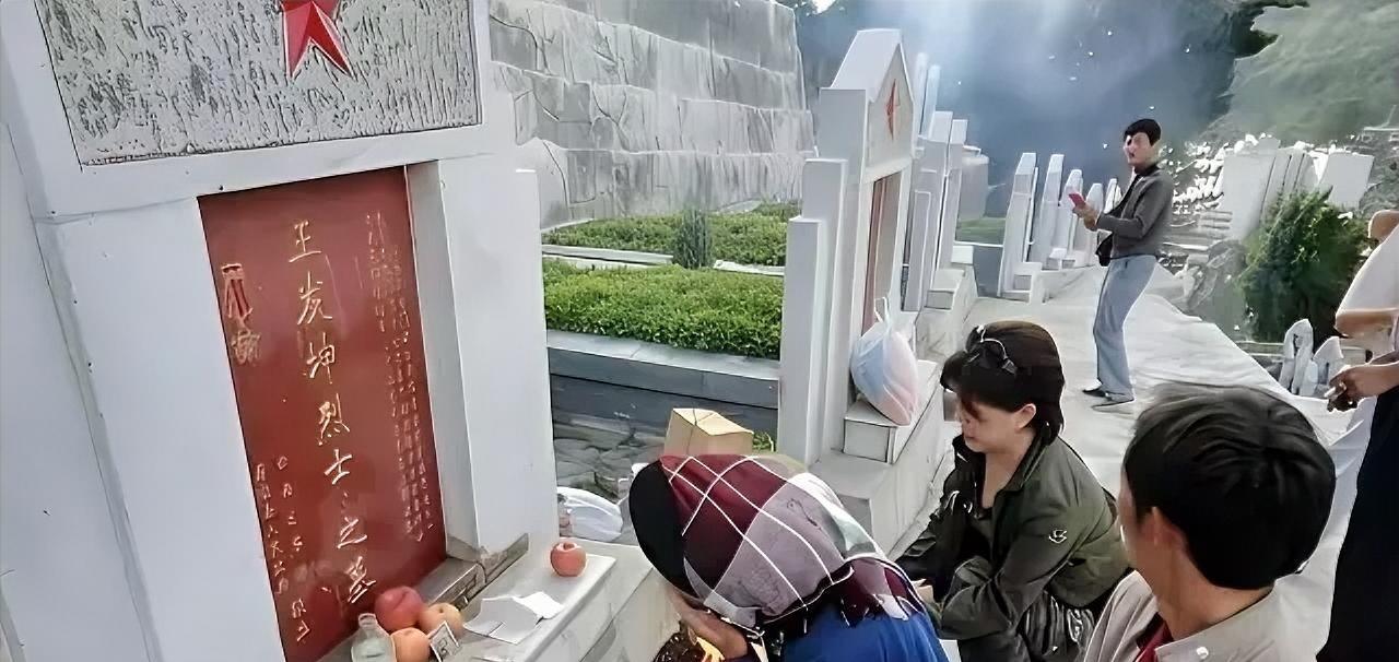 1979年，战士王发坤在对越自卫反击战中壮烈牺牲。28年过去了，当妻子得知他的葬