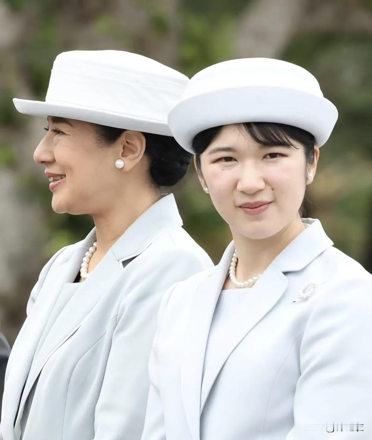 爱子公主的长相其实除了眼睛，脸型鼻子嘴巴都很像她妈妈雅子皇后，而且她笑起来时下半