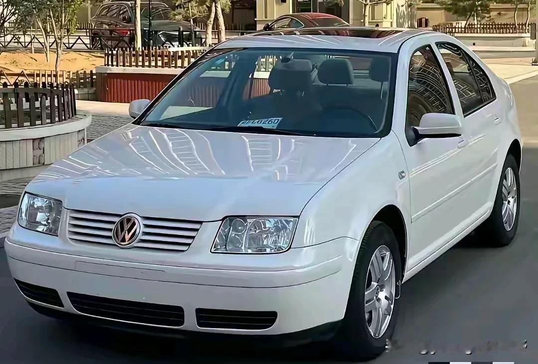 经典老车之一汽大众宝来与上海大众帕萨特。不知道在其他地方，会不会把宝来当做是缩短