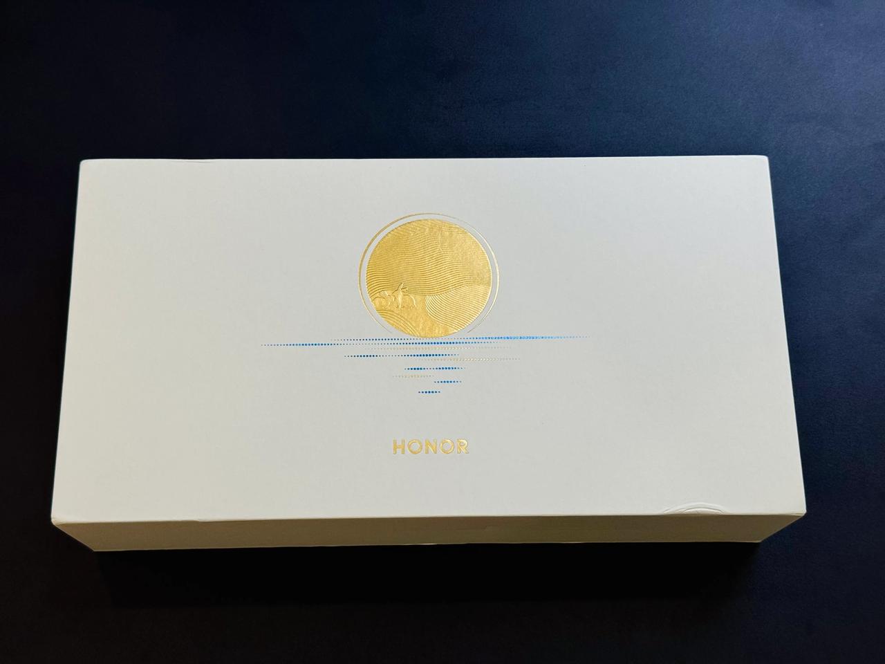 感谢来自荣耀的中秋礼盒，定制月饼，笃行致远非常用心。
荣耀礼盒经常会加实用的荣耀