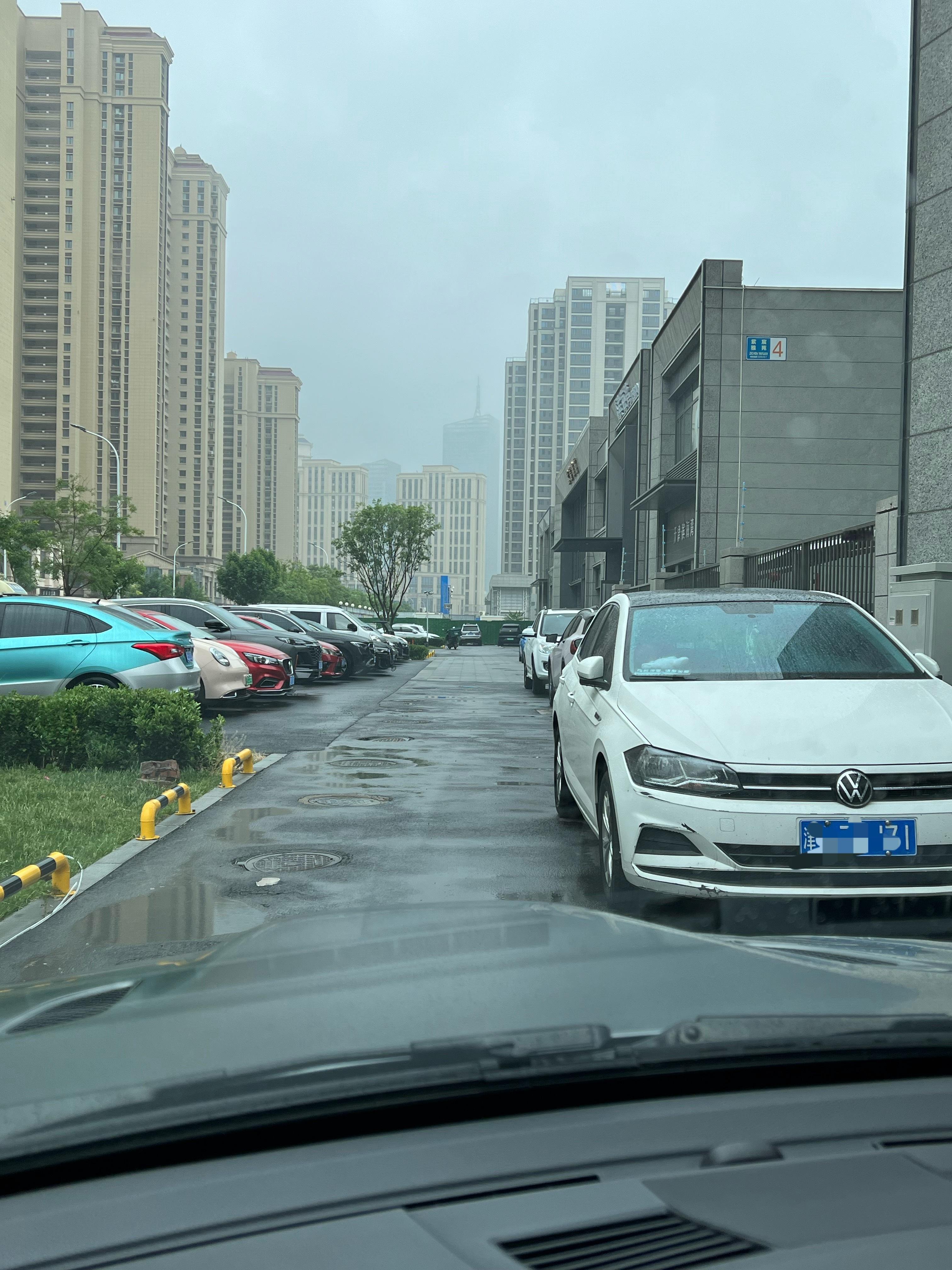 转角遇到爱大哥，你这停的可真不是个正经地方 天津·驰加汽车服务中心(万达店)