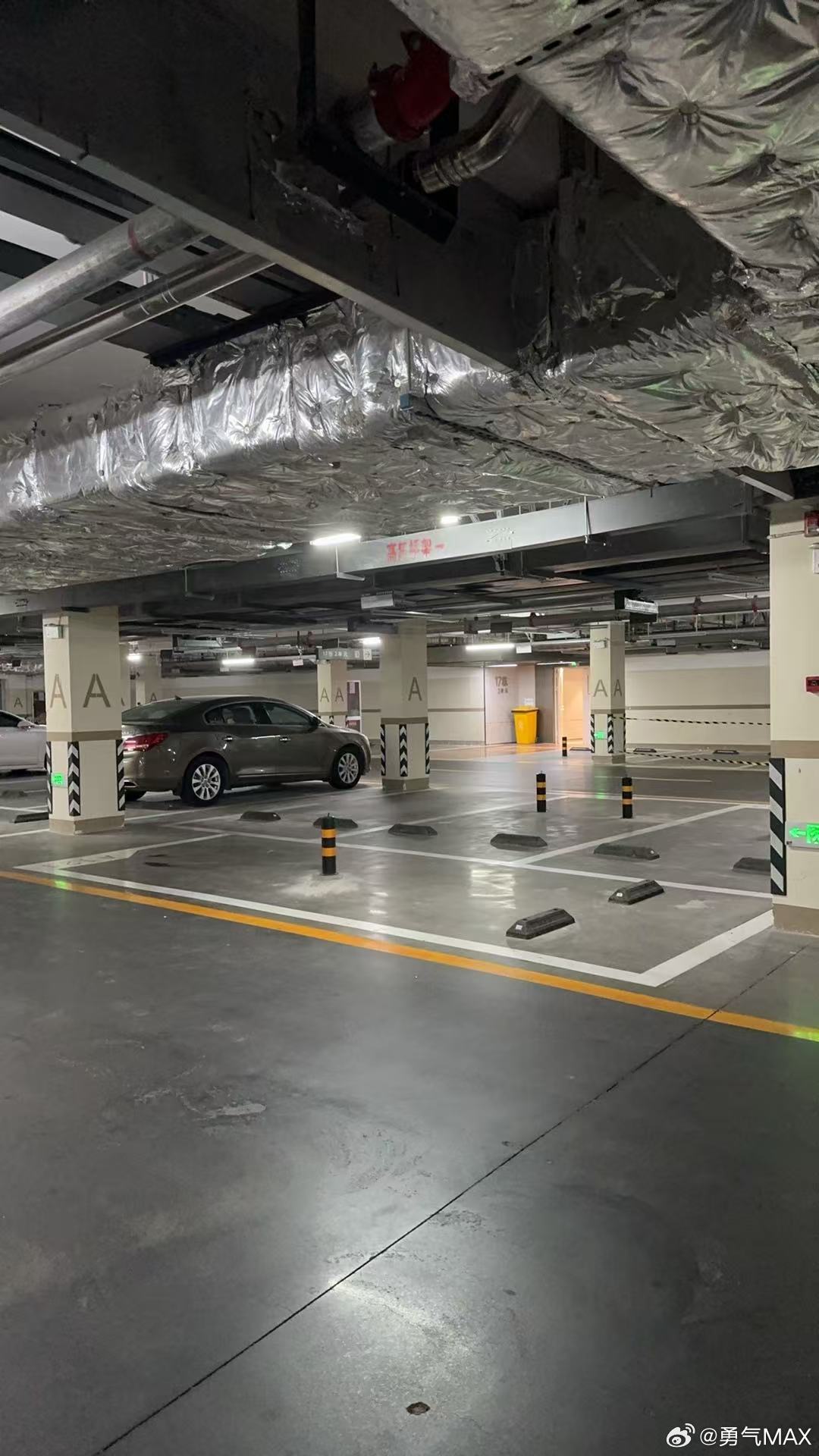 我们小区车位太贵卖不出去然后地产弄了个骚操作没卖出去的车位直接上柱子就是不让没买